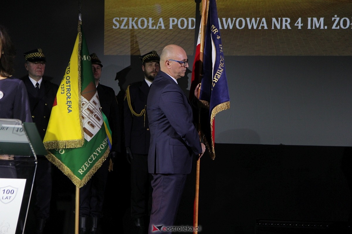 Uroczystość nadania imienia i przekazania sztandaru Szkole Podstawowej nr 4 [22.03.2024] - zdjęcie #33 - eOstroleka.pl