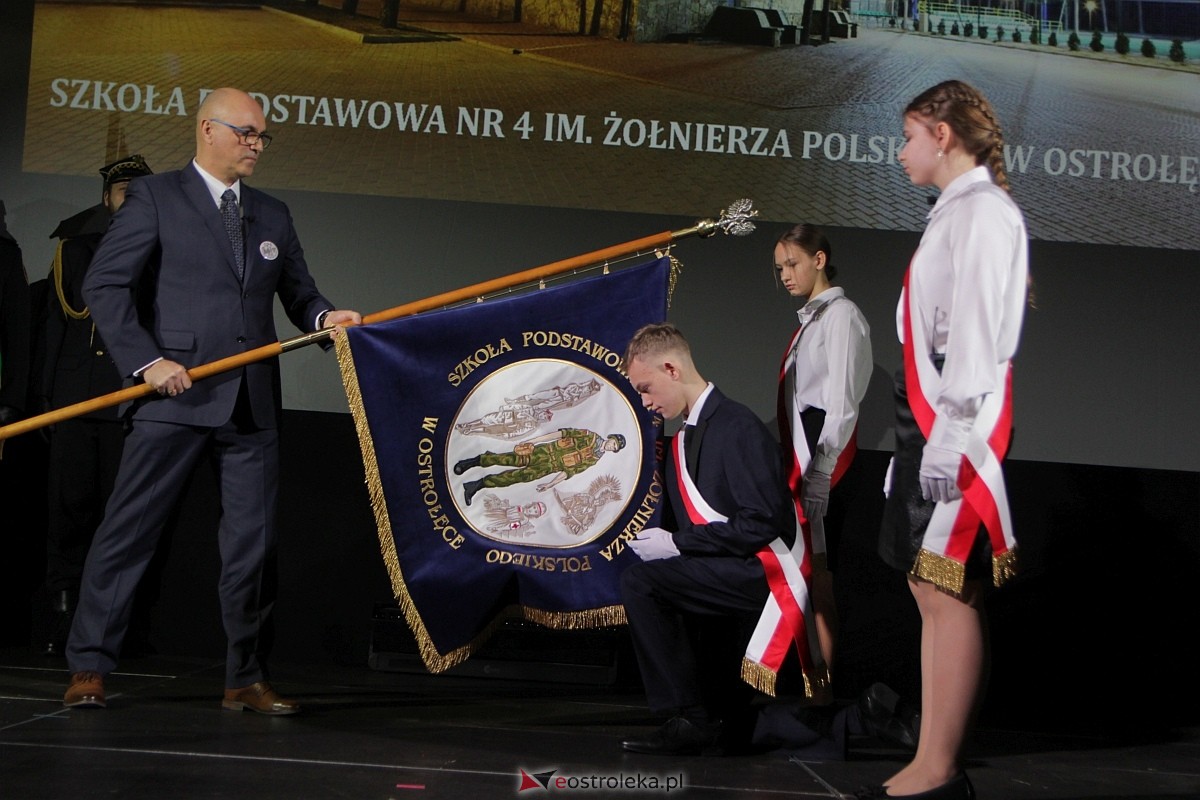 Uroczystość nadania imienia i przekazania sztandaru Szkole Podstawowej nr 4 [22.03.2024] - zdjęcie #31 - eOstroleka.pl