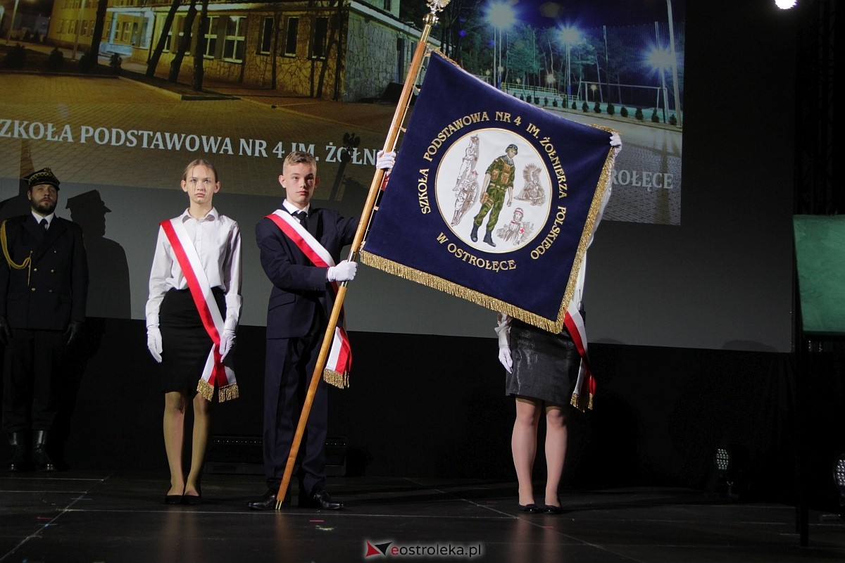 Uroczystość nadania imienia i przekazania sztandaru Szkole Podstawowej nr 4 [22.03.2024] - zdjęcie #29 - eOstroleka.pl