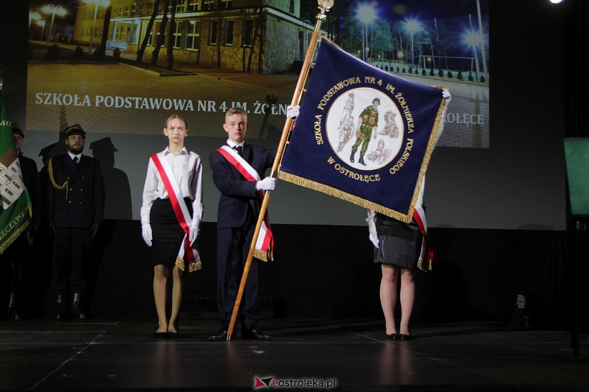Uroczystość nadania imienia i przekazania sztandaru Szkole Podstawowej nr 4 [22.03.2024] - zdjęcie #27 - eOstroleka.pl