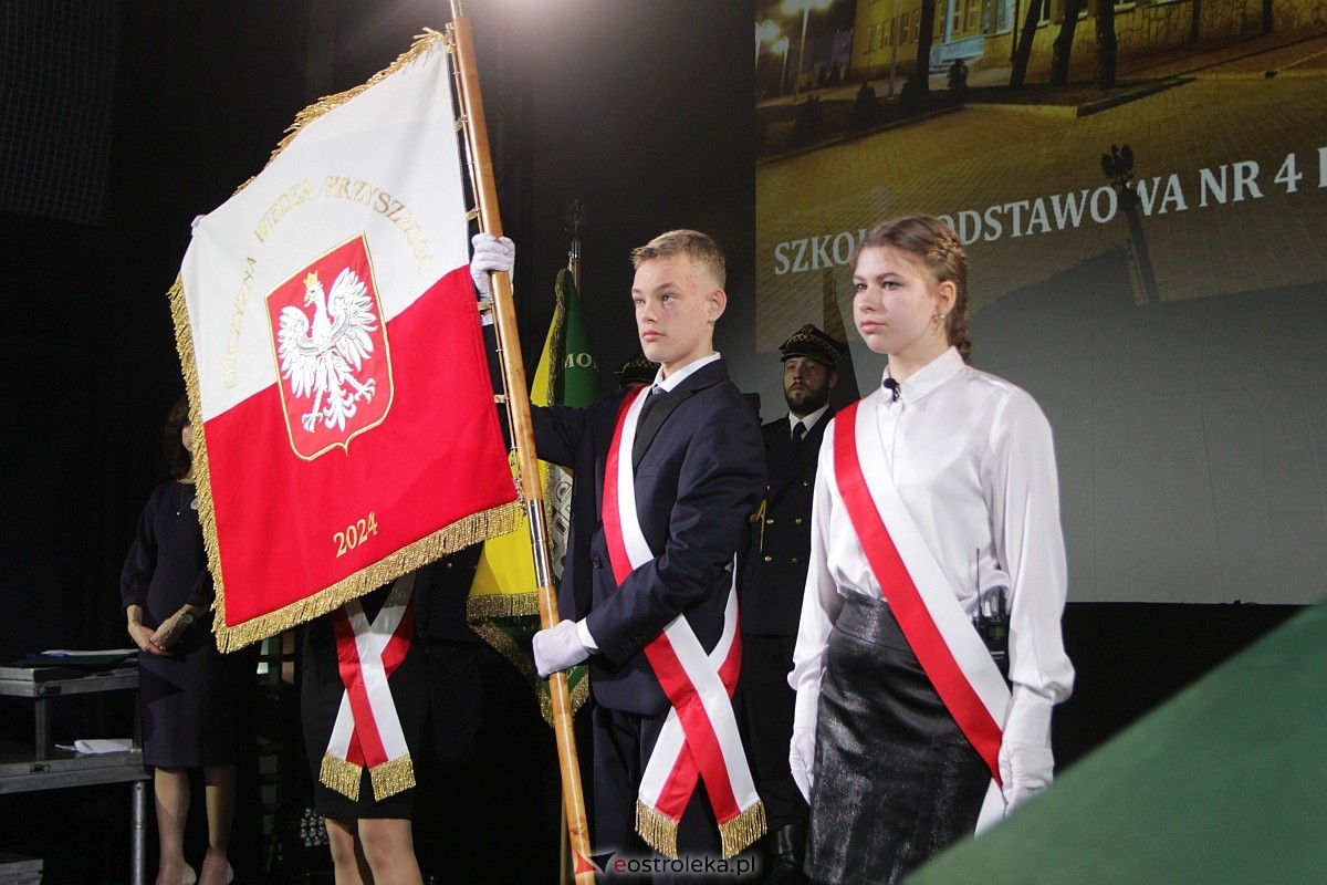 Uroczystość nadania imienia i przekazania sztandaru Szkole Podstawowej nr 4 [22.03.2024] - zdjęcie #25 - eOstroleka.pl