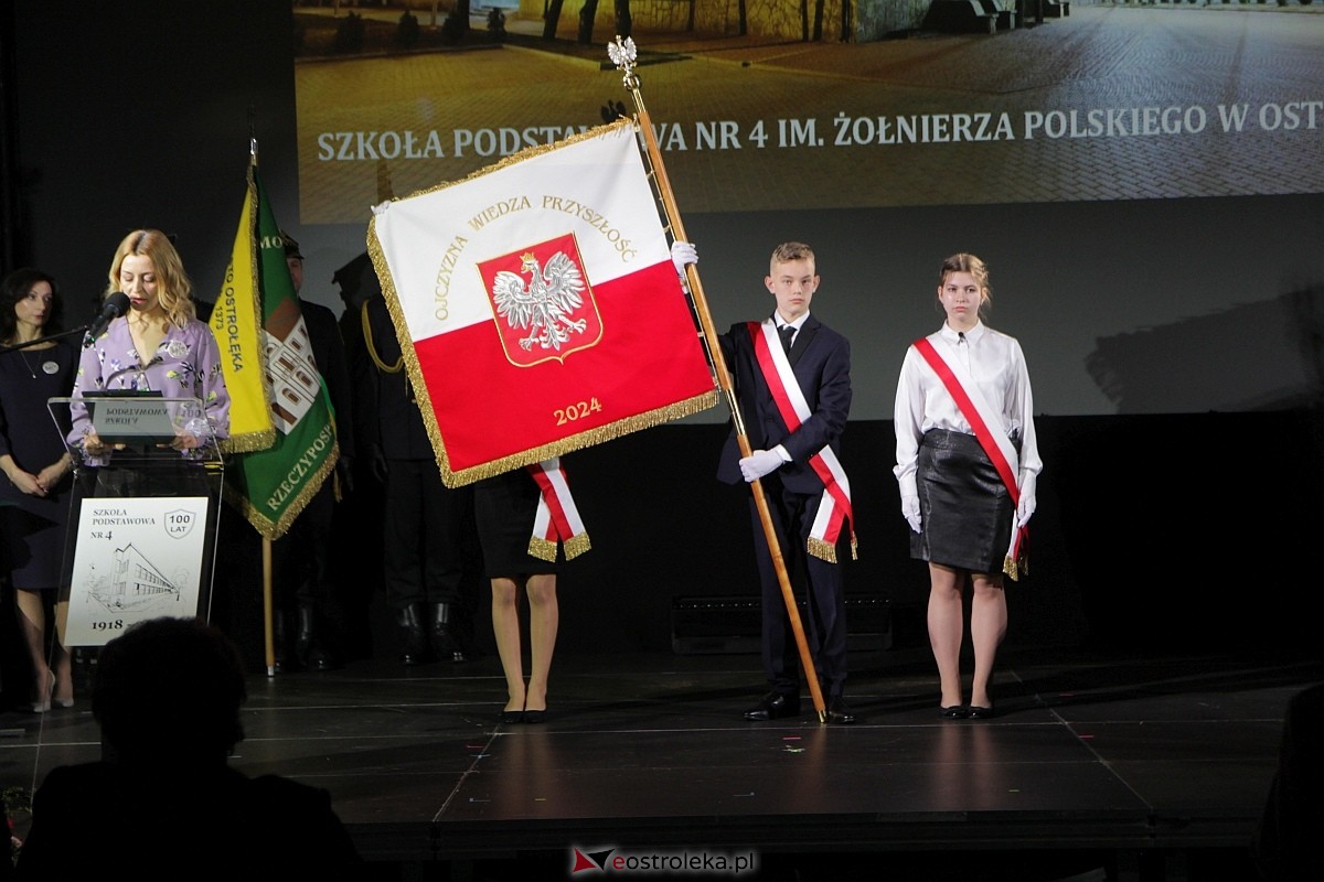Uroczystość nadania imienia i przekazania sztandaru Szkole Podstawowej nr 4 [22.03.2024] - zdjęcie #24 - eOstroleka.pl
