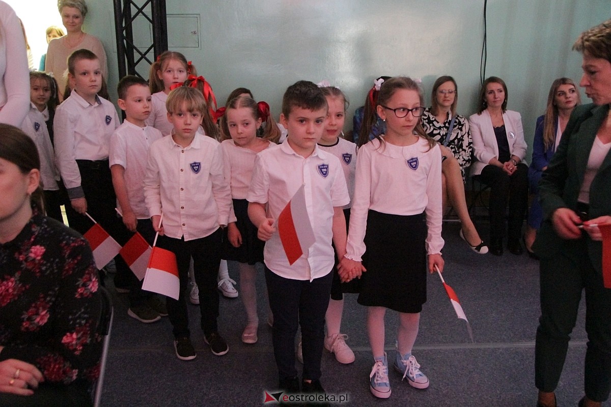 Uroczystość nadania imienia i przekazania sztandaru Szkole Podstawowej nr 4 [22.03.2024] - zdjęcie #18 - eOstroleka.pl