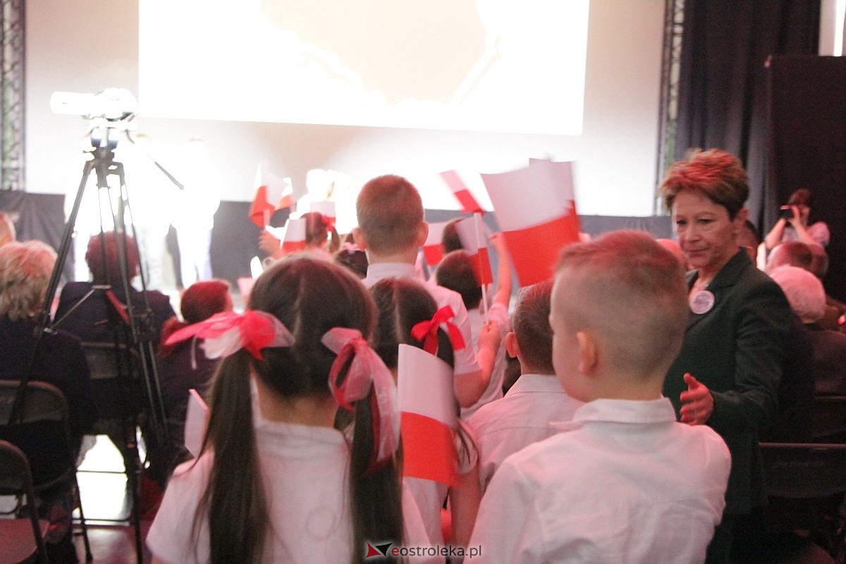 Uroczystość nadania imienia i przekazania sztandaru Szkole Podstawowej nr 4 [22.03.2024] - zdjęcie #17 - eOstroleka.pl