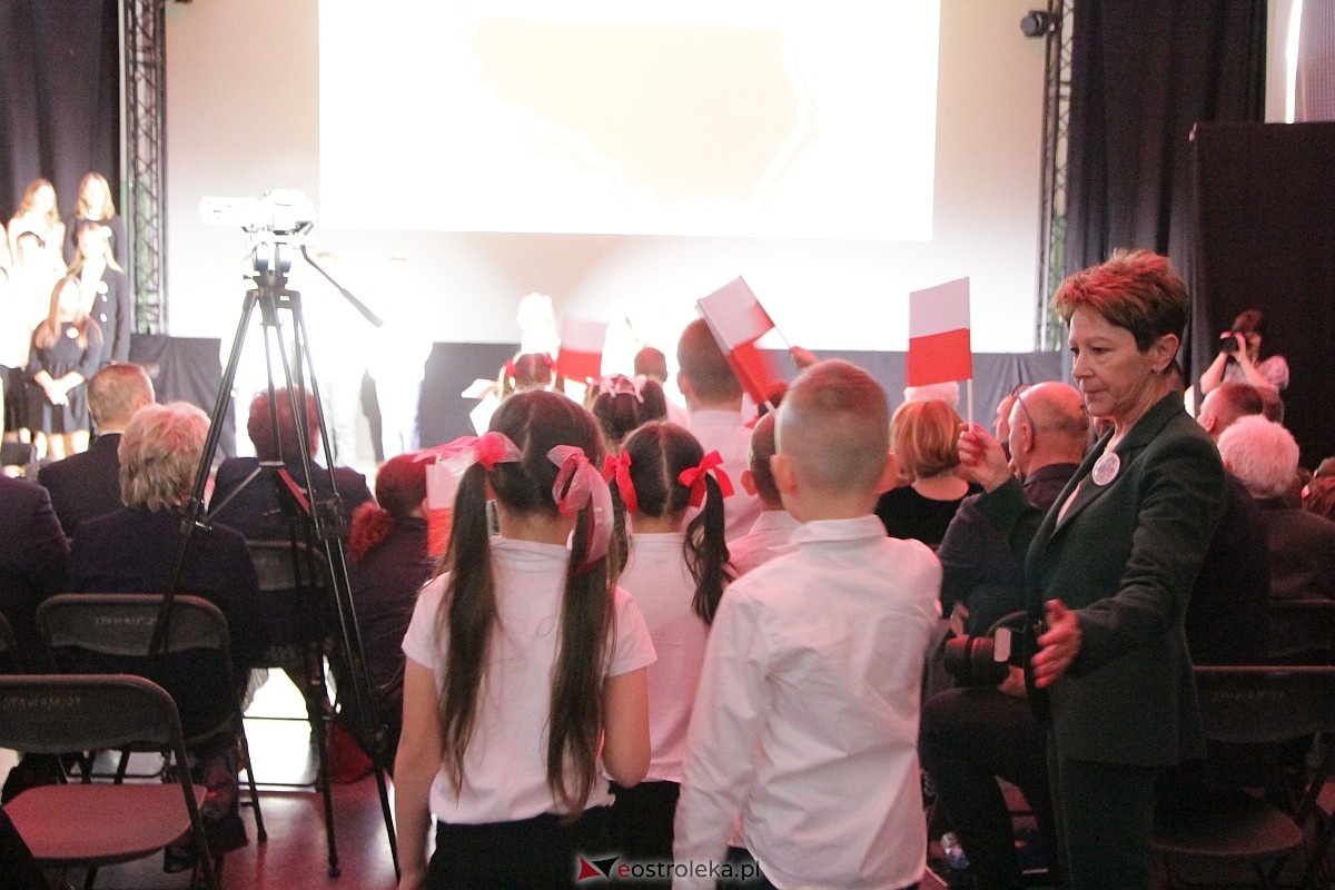 Uroczystość nadania imienia i przekazania sztandaru Szkole Podstawowej nr 4 [22.03.2024] - zdjęcie #16 - eOstroleka.pl