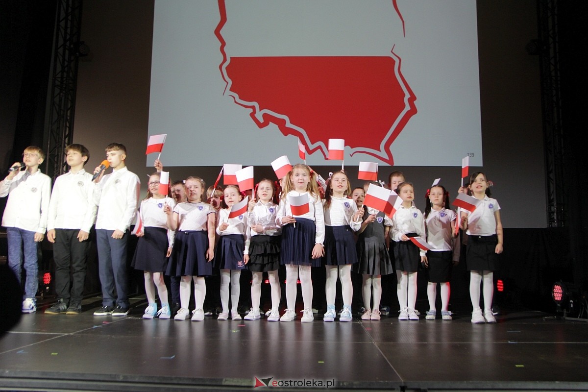 Uroczystość nadania imienia i przekazania sztandaru Szkole Podstawowej nr 4 [22.03.2024] - zdjęcie #15 - eOstroleka.pl