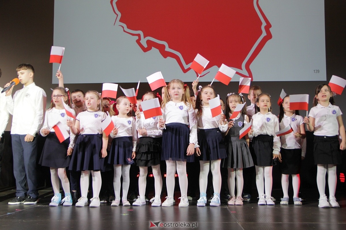 Uroczystość nadania imienia i przekazania sztandaru Szkole Podstawowej nr 4 [22.03.2024] - zdjęcie #14 - eOstroleka.pl