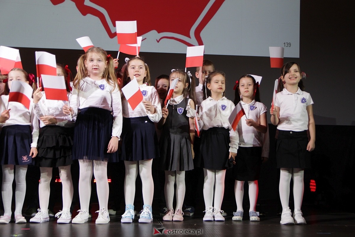 Uroczystość nadania imienia i przekazania sztandaru Szkole Podstawowej nr 4 [22.03.2024] - zdjęcie #13 - eOstroleka.pl