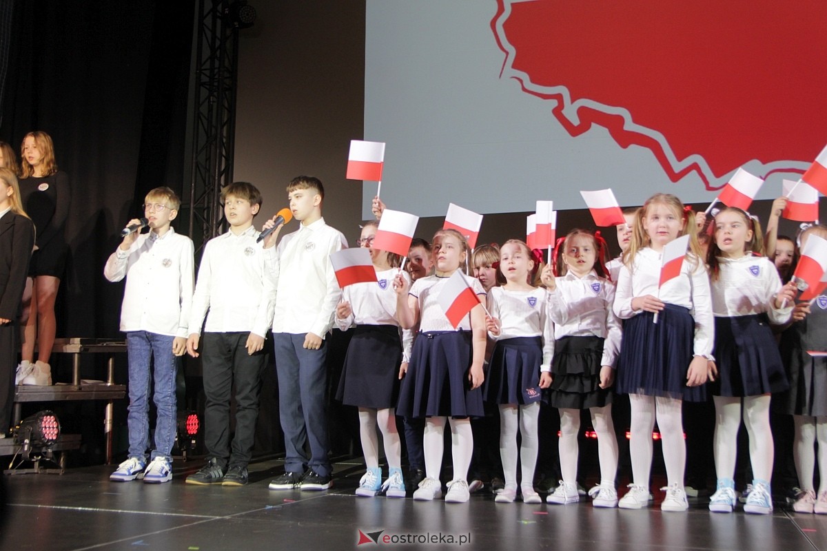 Uroczystość nadania imienia i przekazania sztandaru Szkole Podstawowej nr 4 [22.03.2024] - zdjęcie #12 - eOstroleka.pl
