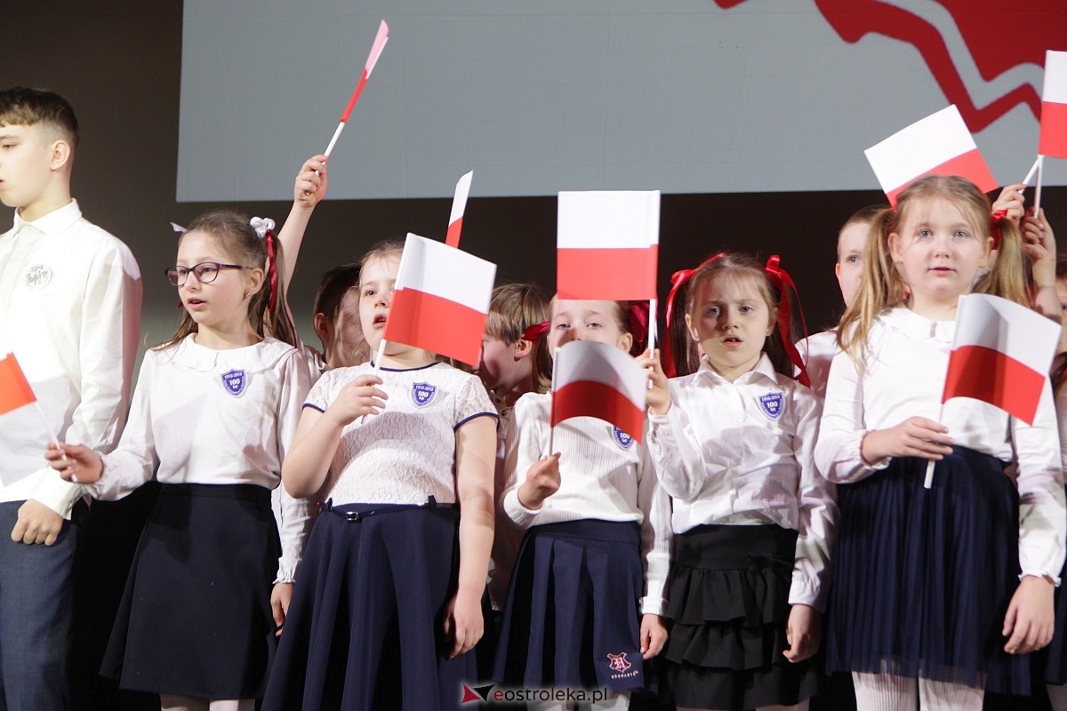 Uroczystość nadania imienia i przekazania sztandaru Szkole Podstawowej nr 4 [22.03.2024] - zdjęcie #11 - eOstroleka.pl