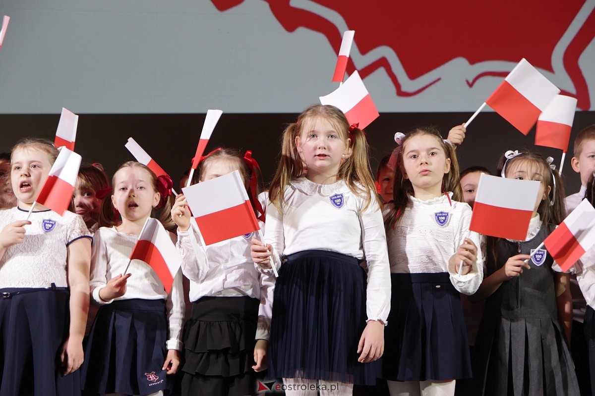 Uroczystość nadania imienia i przekazania sztandaru Szkole Podstawowej nr 4 [22.03.2024] - zdjęcie #10 - eOstroleka.pl