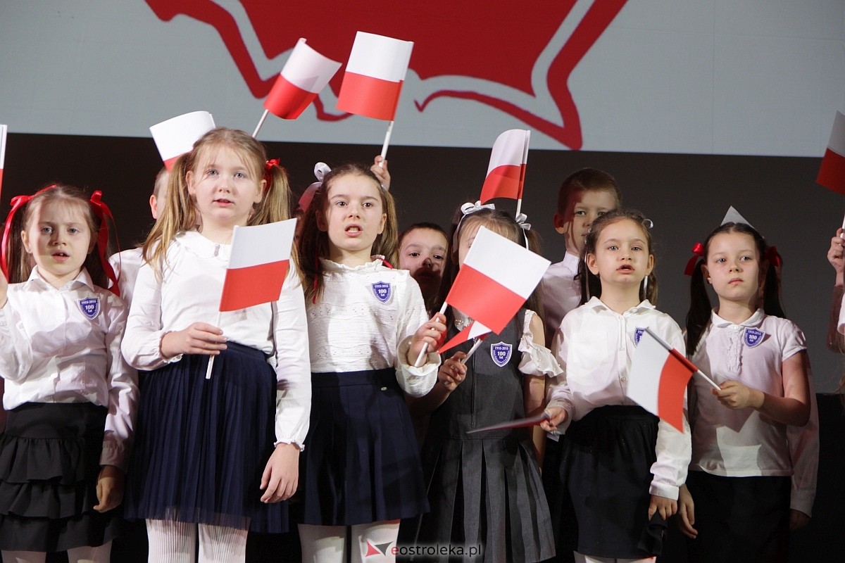 Uroczystość nadania imienia i przekazania sztandaru Szkole Podstawowej nr 4 [22.03.2024] - zdjęcie #9 - eOstroleka.pl