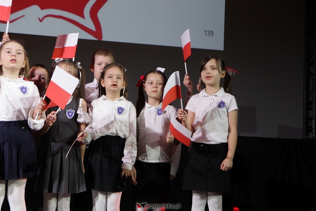 Uroczystość nadania imienia i przekazania sztandaru Szkole Podstawowej nr 4 [22.03.2024] - zdjęcie #8 - eOstroleka.pl