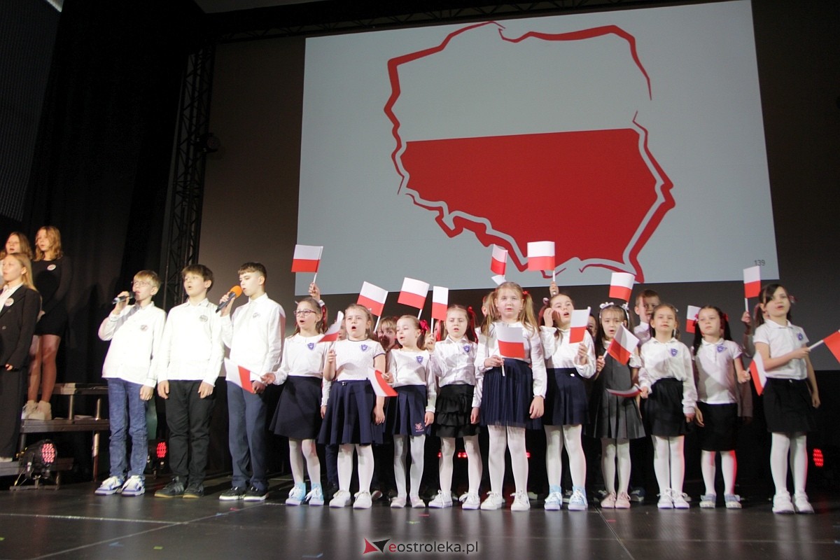 Uroczystość nadania imienia i przekazania sztandaru Szkole Podstawowej nr 4 [22.03.2024] - zdjęcie #7 - eOstroleka.pl