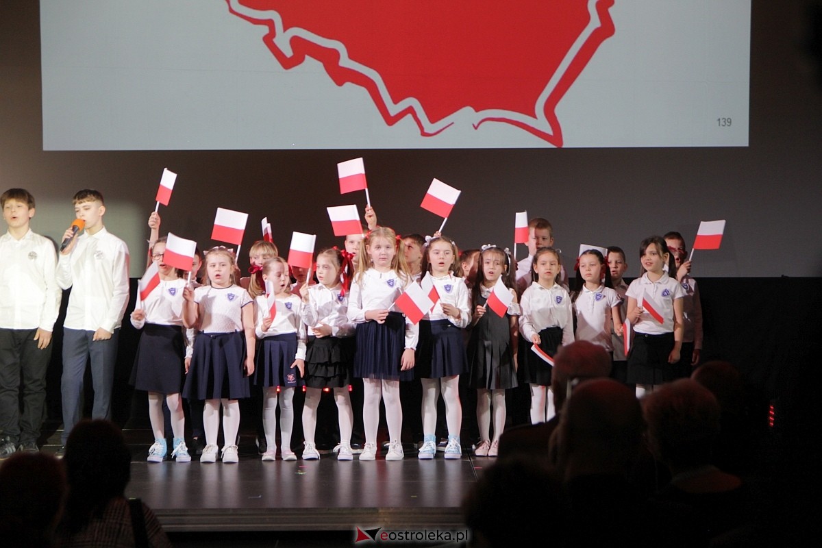 Uroczystość nadania imienia i przekazania sztandaru Szkole Podstawowej nr 4 [22.03.2024] - zdjęcie #6 - eOstroleka.pl