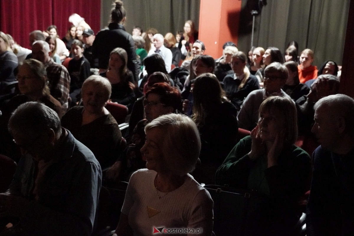 Spektakl Czekoladki Ostrołęckiej Sceny Autorskiej w Klubie Oczko [22.03.2024] - zdjęcie #10 - eOstroleka.pl