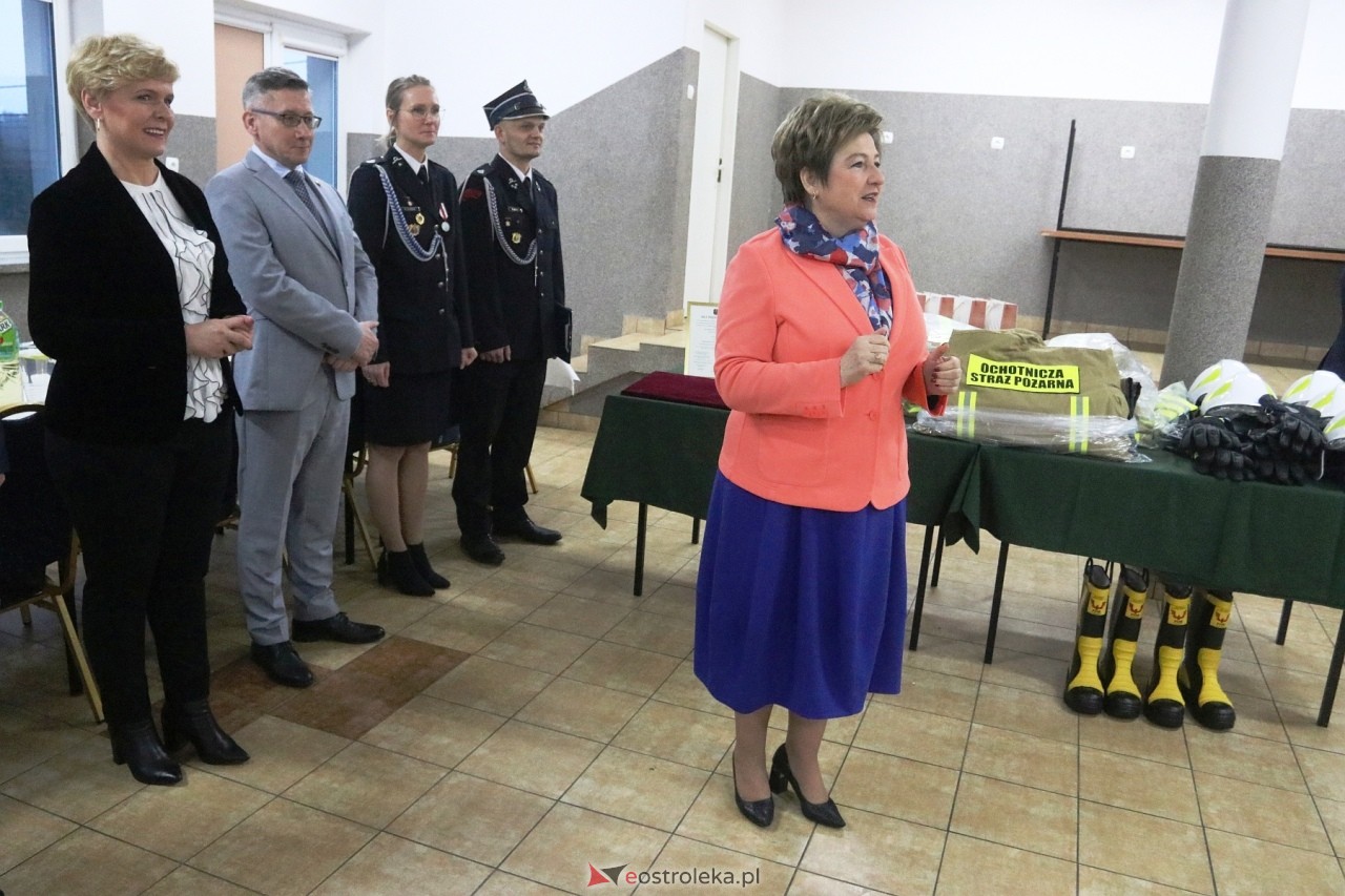 Przekazanie wozu i sprzętu strażackiego OSP Łęg Przedmiejski [23.03.2024] - zdjęcie #16 - eOstroleka.pl