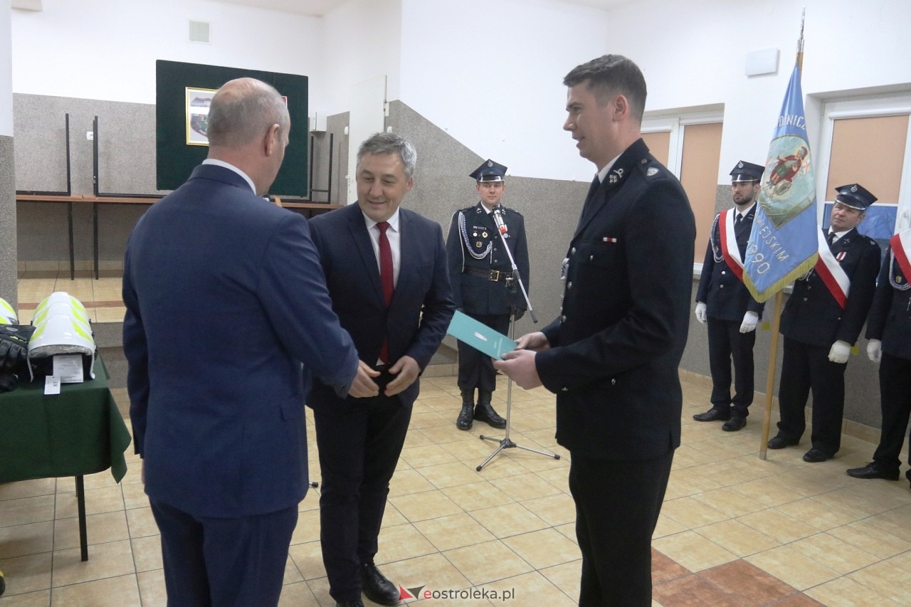 Przekazanie wozu i sprzętu strażackiego OSP Łęg Przedmiejski [23.03.2024] - zdjęcie #14 - eOstroleka.pl