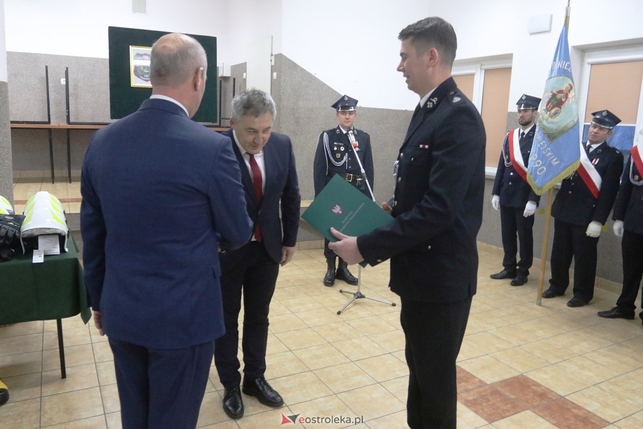 Przekazanie wozu i sprzętu strażackiego OSP Łęg Przedmiejski [23.03.2024] - zdjęcie #13 - eOstroleka.pl