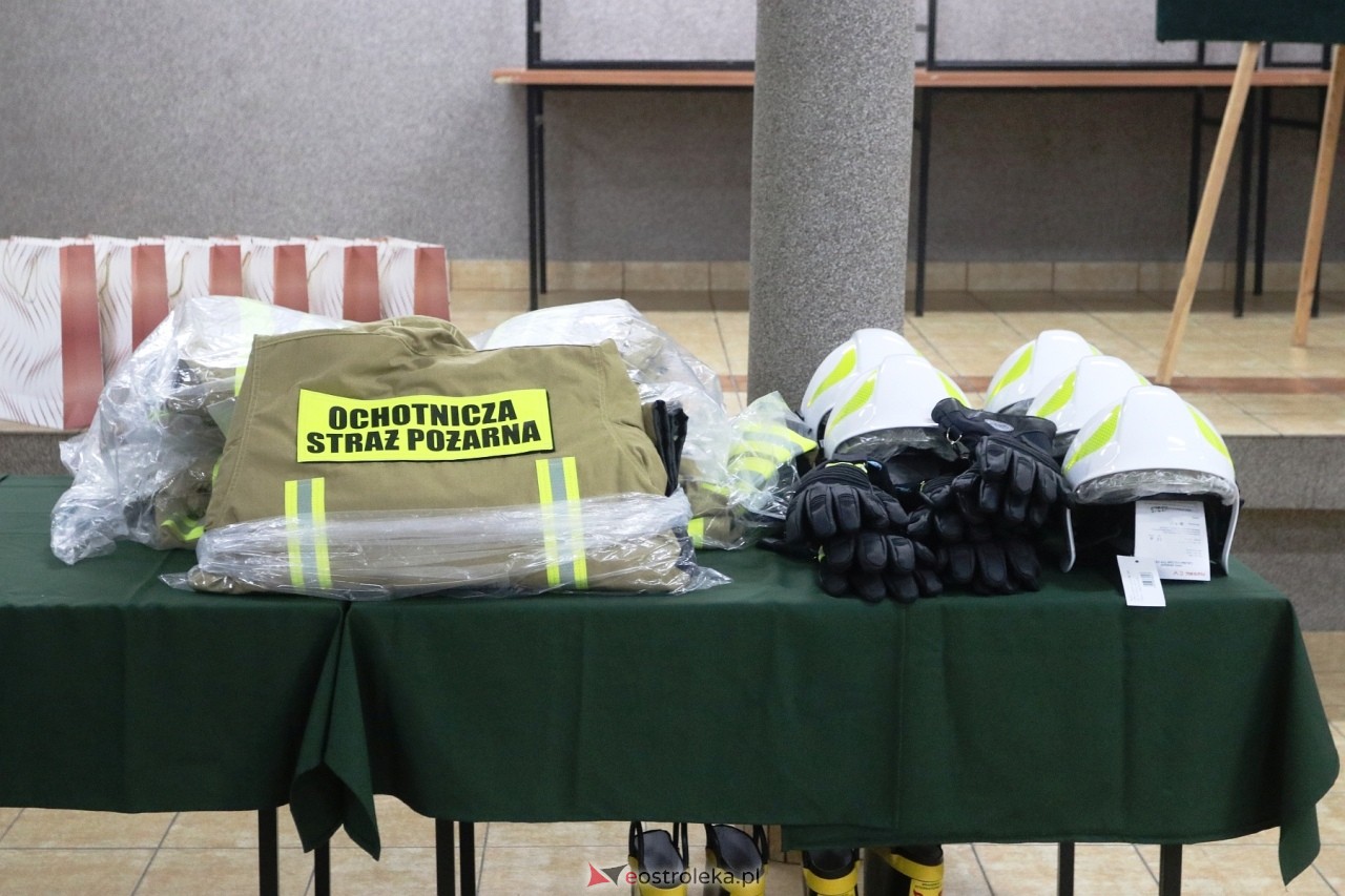 Przekazanie wozu i sprzętu strażackiego OSP Łęg Przedmiejski [23.03.2024] - zdjęcie #11 - eOstroleka.pl
