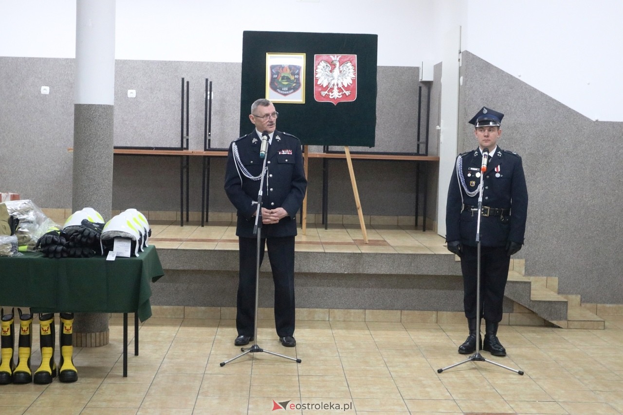 Przekazanie wozu i sprzętu strażackiego OSP Łęg Przedmiejski [23.03.2024] - zdjęcie #8 - eOstroleka.pl