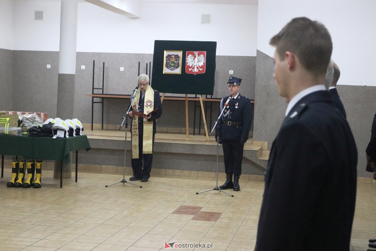 Przekazanie wozu i sprzętu strażackiego OSP Łęg Przedmiejski [23.03.2024] - zdjęcie #6 - eOstroleka.pl
