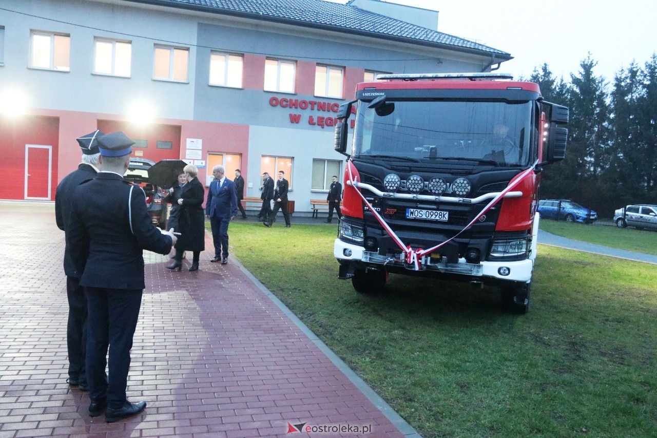 Przekazanie wozu i sprzętu strażackiego OSP Łęg Przedmiejski [23.03.2024] - zdjęcie #4 - eOstroleka.pl