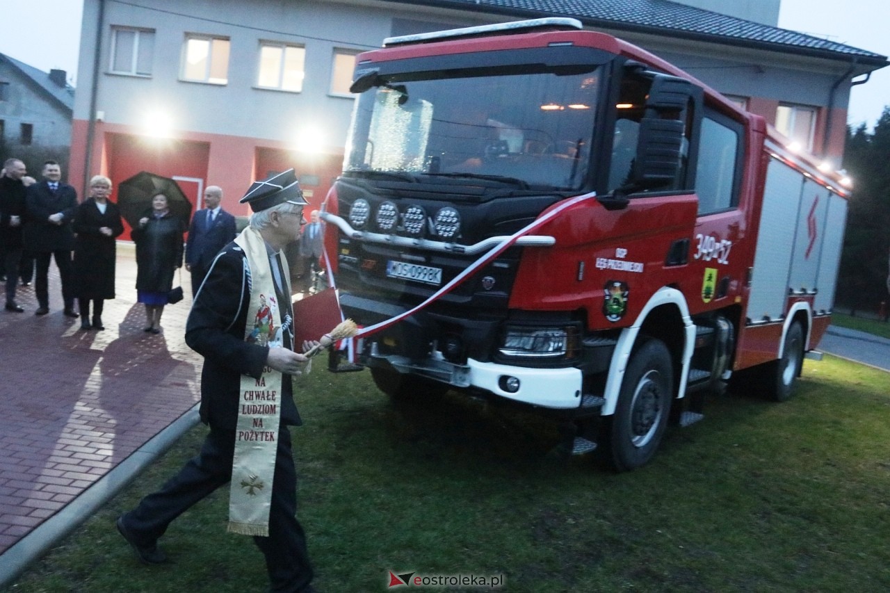 Przekazanie wozu i sprzętu strażackiego OSP Łęg Przedmiejski [23.03.2024] - zdjęcie #3 - eOstroleka.pl
