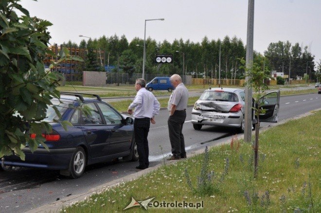 Kolizja na ostrołęckiej obwodnicy (16.VI.2011) - zdjęcie #4 - eOstroleka.pl