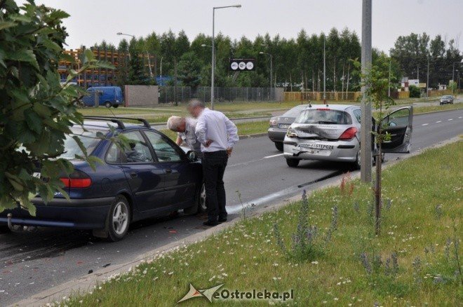Kolizja na ostrołęckiej obwodnicy (16.VI.2011) - zdjęcie #2 - eOstroleka.pl
