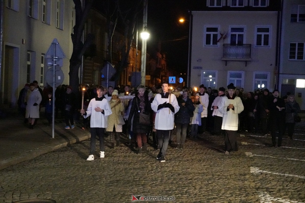 Droga Krzyżowa w ostrołęckiej farze: Wierni rozważali mękę Pańską [26.03.2024] - zdjęcie #4 - eOstroleka.pl