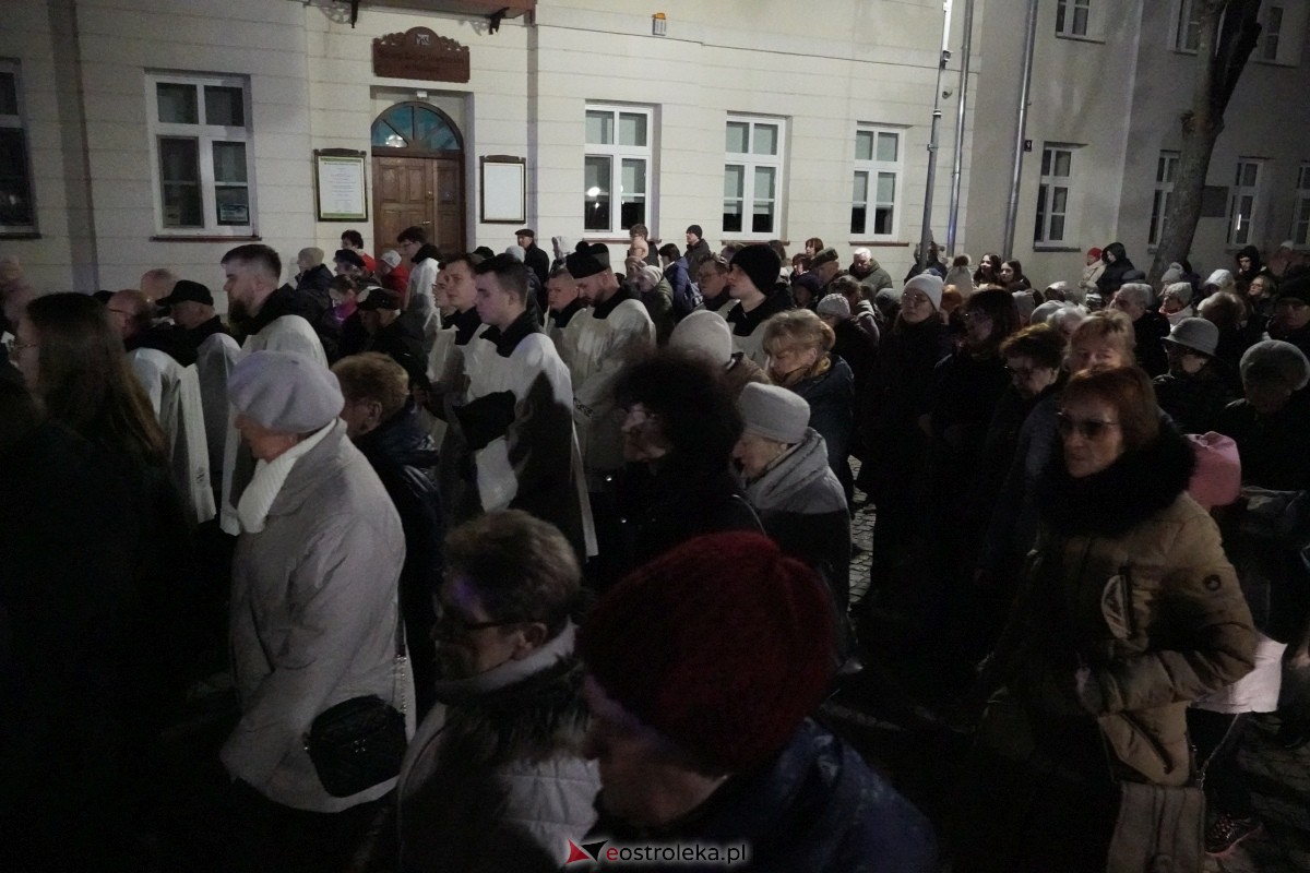 Droga Krzyżowa w ostrołęckiej farze: Wierni rozważali mękę Pańską [26.03.2024] - zdjęcie #9 - eOstroleka.pl