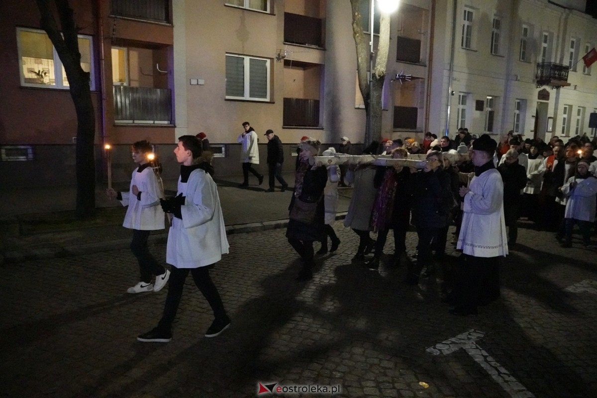 Droga Krzyżowa w ostrołęckiej farze: Wierni rozważali mękę Pańską [26.03.2024] - zdjęcie #11 - eOstroleka.pl