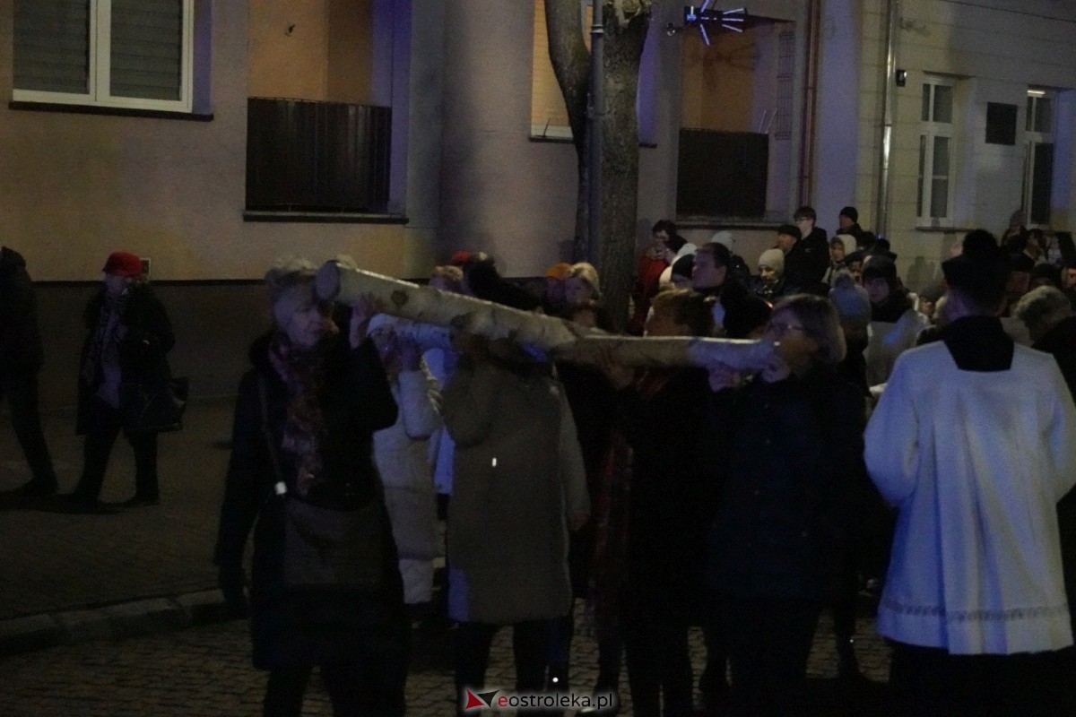 Droga Krzyżowa w ostrołęckiej farze: Wierni rozważali mękę Pańską [26.03.2024] - zdjęcie #12 - eOstroleka.pl
