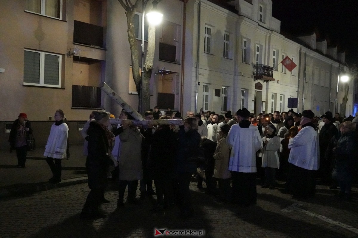 Droga Krzyżowa w ostrołęckiej farze: Wierni rozważali mękę Pańską [26.03.2024] - zdjęcie #13 - eOstroleka.pl