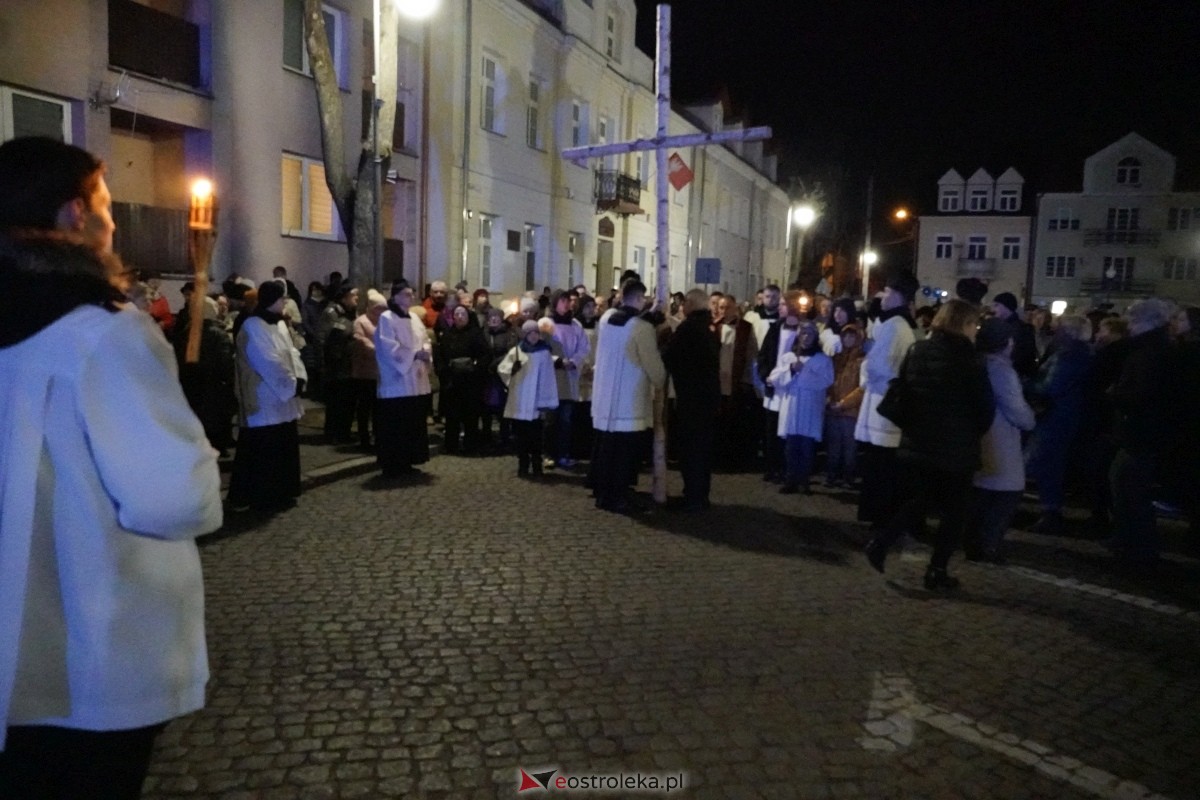 Droga Krzyżowa w ostrołęckiej farze: Wierni rozważali mękę Pańską [26.03.2024] - zdjęcie #15 - eOstroleka.pl