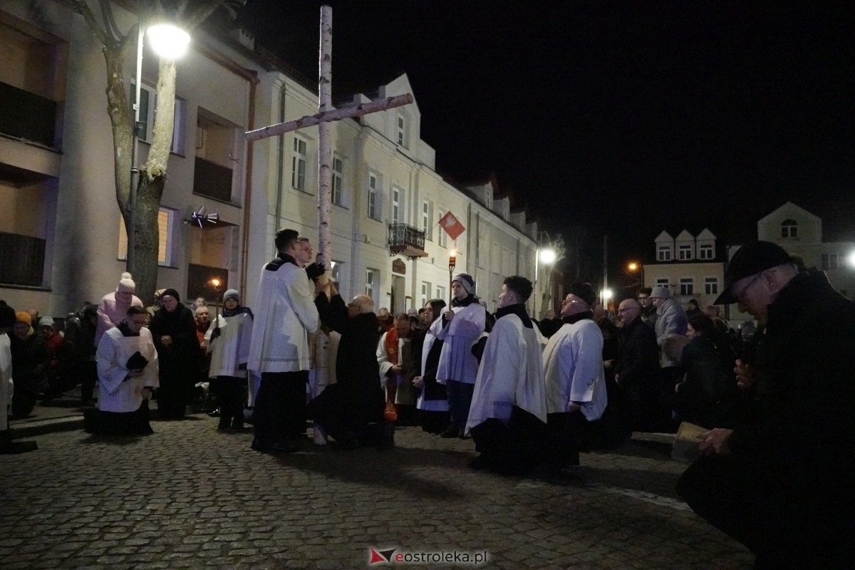 Droga Krzyżowa w ostrołęckiej farze: Wierni rozważali mękę Pańską [26.03.2024] - zdjęcie #18 - eOstroleka.pl