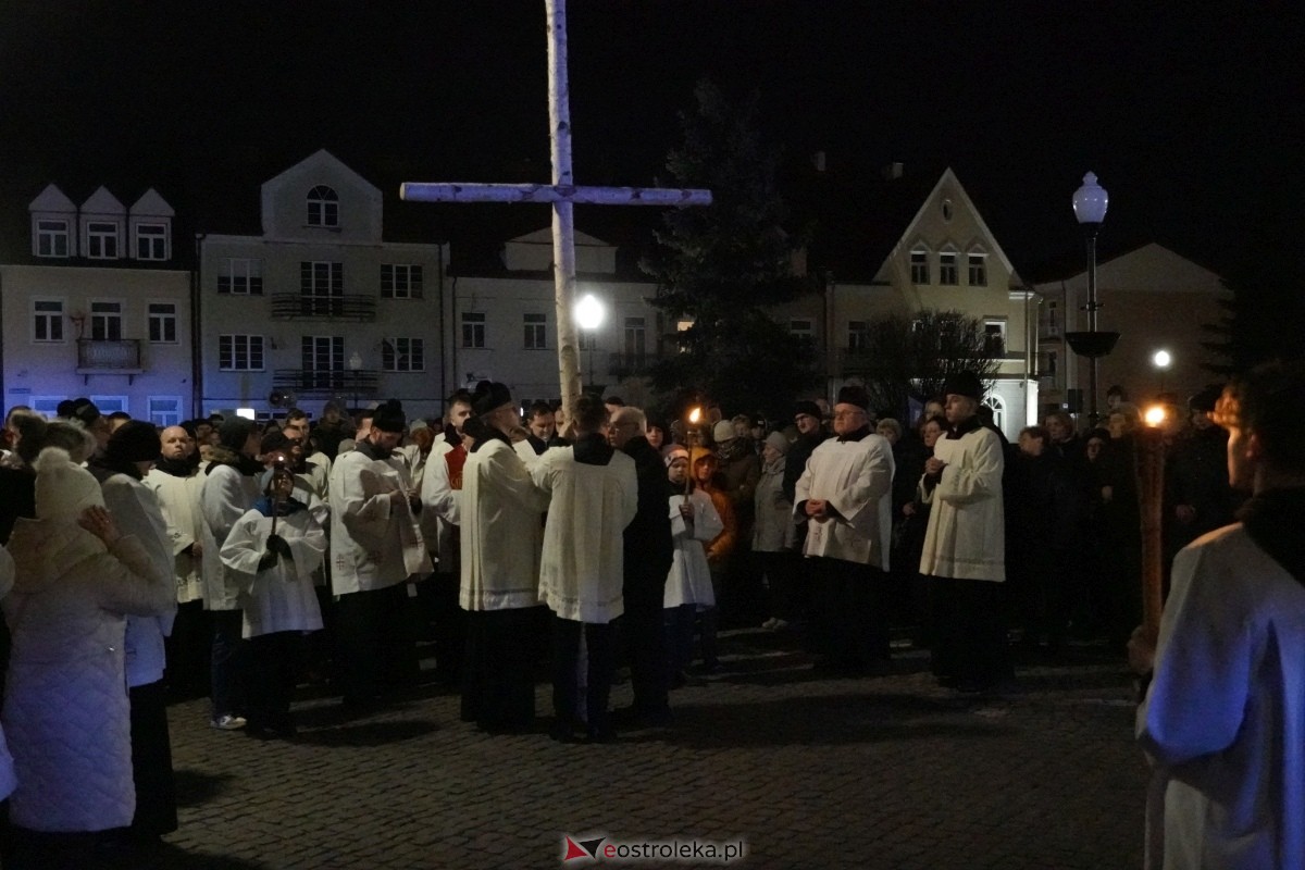 Droga Krzyżowa w ostrołęckiej farze: Wierni rozważali mękę Pańską [26.03.2024] - zdjęcie #25 - eOstroleka.pl