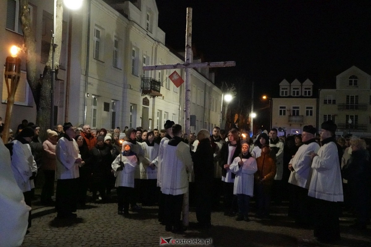 Droga Krzyżowa w ostrołęckiej farze: Wierni rozważali mękę Pańską [26.03.2024] - zdjęcie #29 - eOstroleka.pl