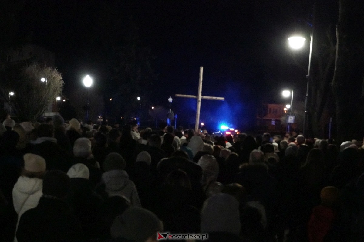Droga Krzyżowa w ostrołęckiej farze: Wierni rozważali mękę Pańską [26.03.2024] - zdjęcie #37 - eOstroleka.pl