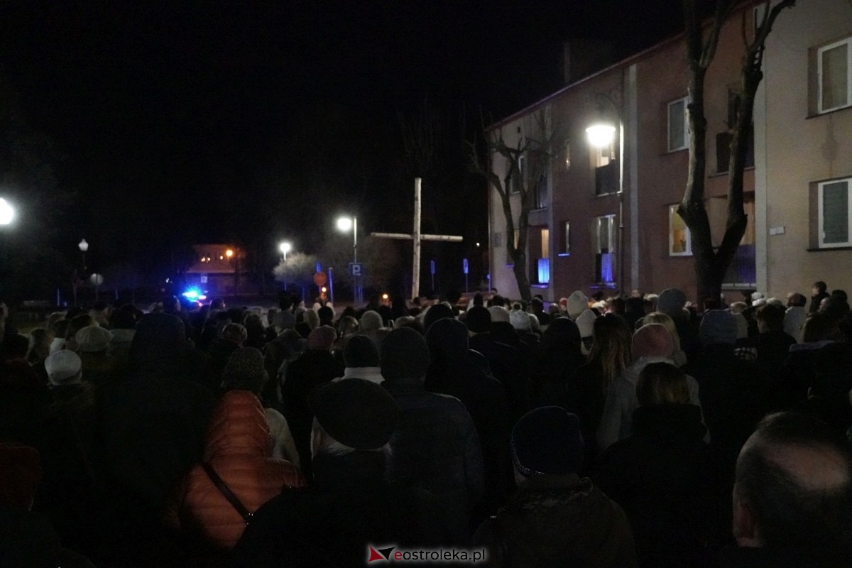 Droga Krzyżowa w ostrołęckiej farze: Wierni rozważali mękę Pańską [26.03.2024] - zdjęcie #39 - eOstroleka.pl