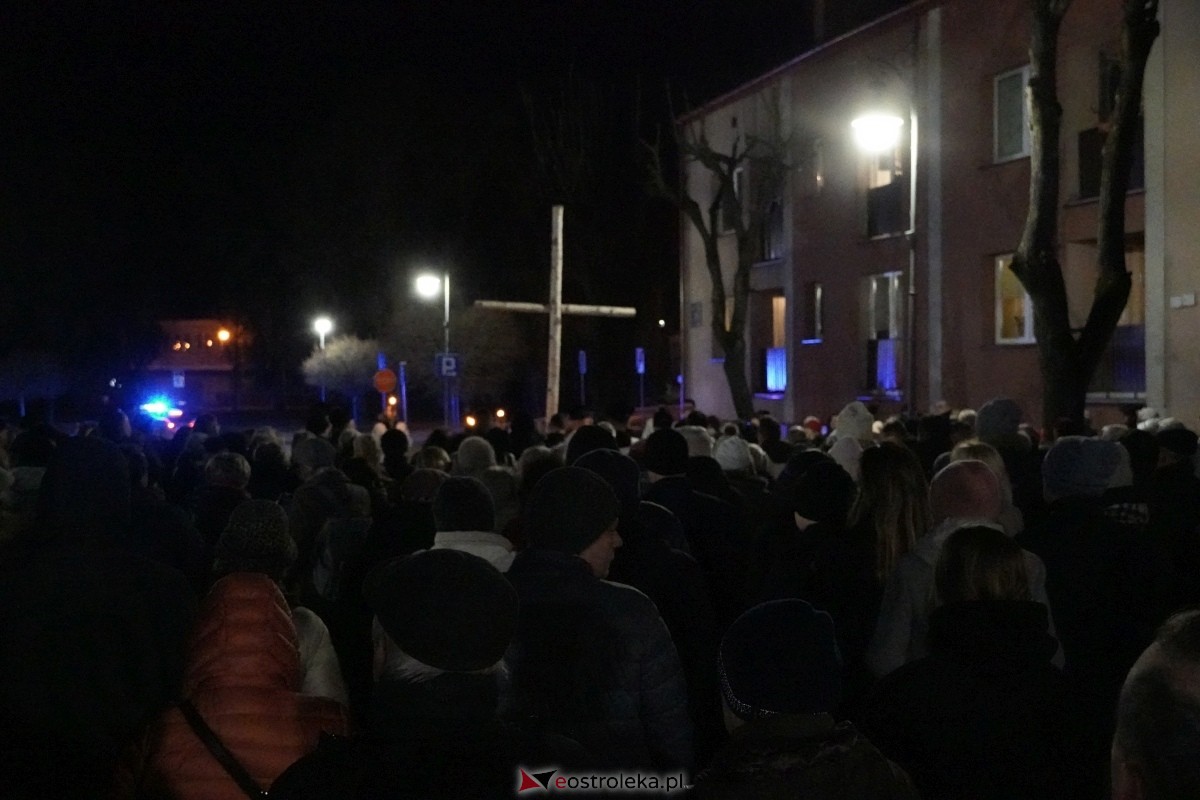 Droga Krzyżowa w ostrołęckiej farze: Wierni rozważali mękę Pańską [26.03.2024] - zdjęcie #19 - eOstroleka.pl