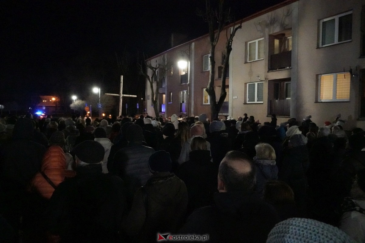 Droga Krzyżowa w ostrołęckiej farze: Wierni rozważali mękę Pańską [26.03.2024] - zdjęcie #41 - eOstroleka.pl