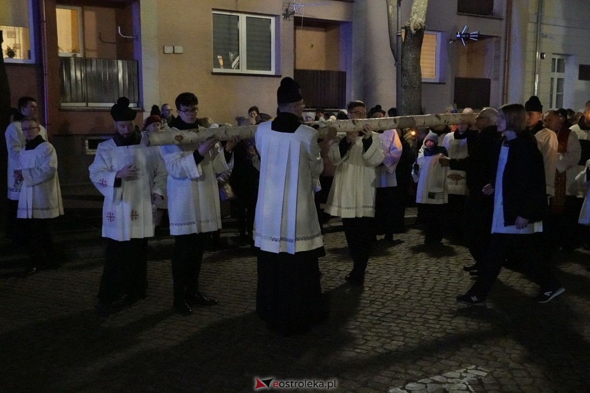 Droga Krzyżowa w ostrołęckiej farze: Wierni rozważali mękę Pańską [26.03.2024] - zdjęcie #17 - eOstroleka.pl