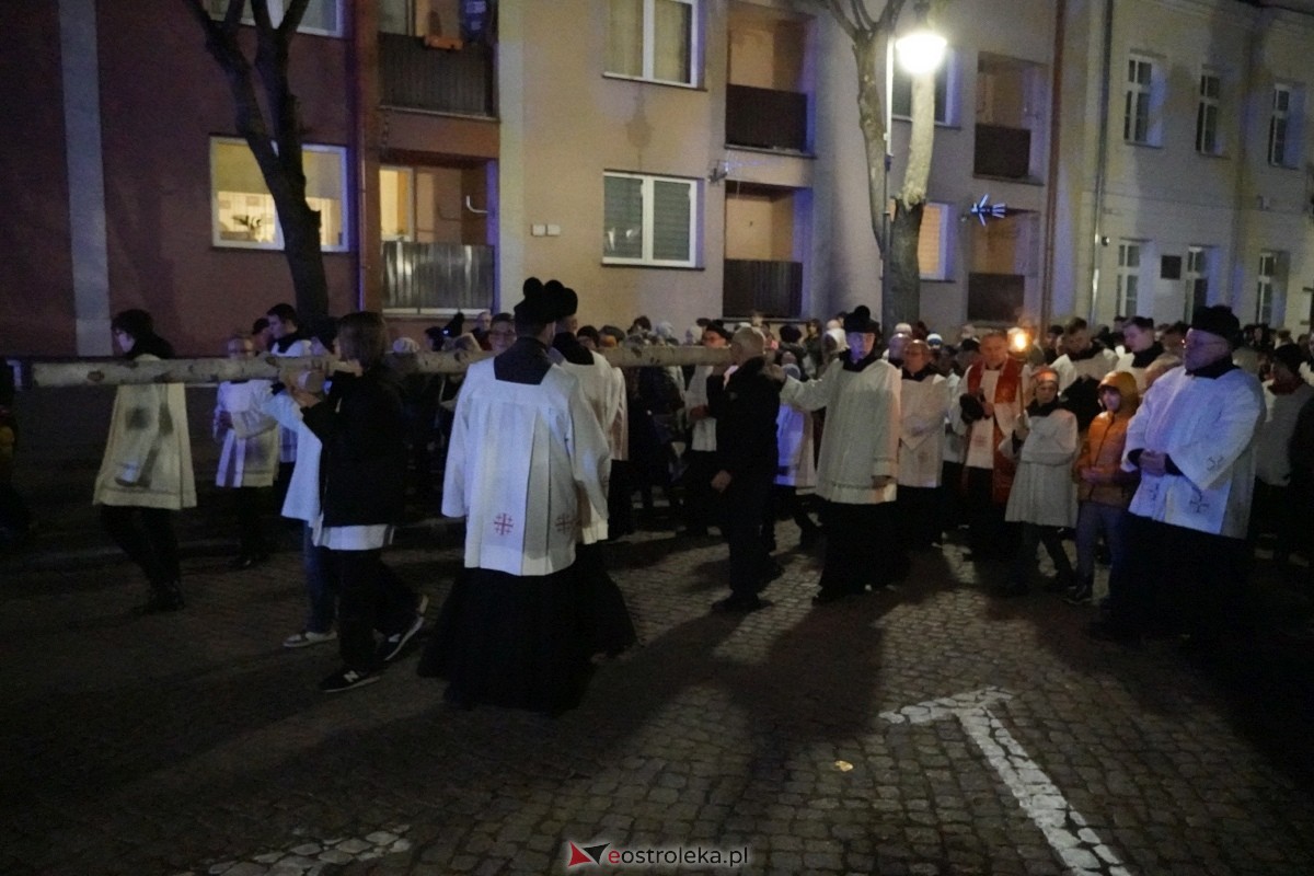 Droga Krzyżowa w ostrołęckiej farze: Wierni rozważali mękę Pańską [26.03.2024] - zdjęcie #16 - eOstroleka.pl