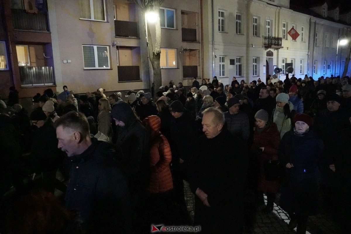 Droga Krzyżowa w ostrołęckiej farze: Wierni rozważali mękę Pańską [26.03.2024] - zdjęcie #8 - eOstroleka.pl