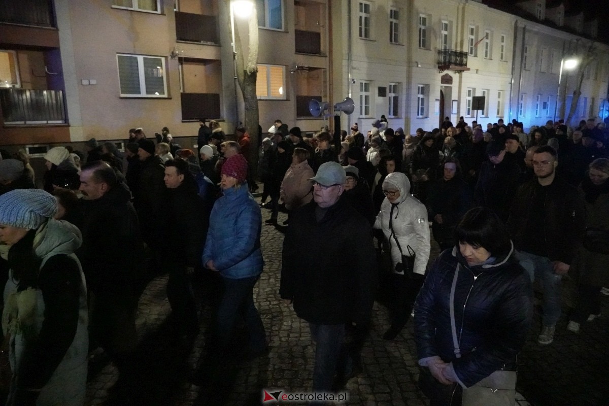 Droga Krzyżowa w ostrołęckiej farze: Wierni rozważali mękę Pańską [26.03.2024] - zdjęcie #7 - eOstroleka.pl