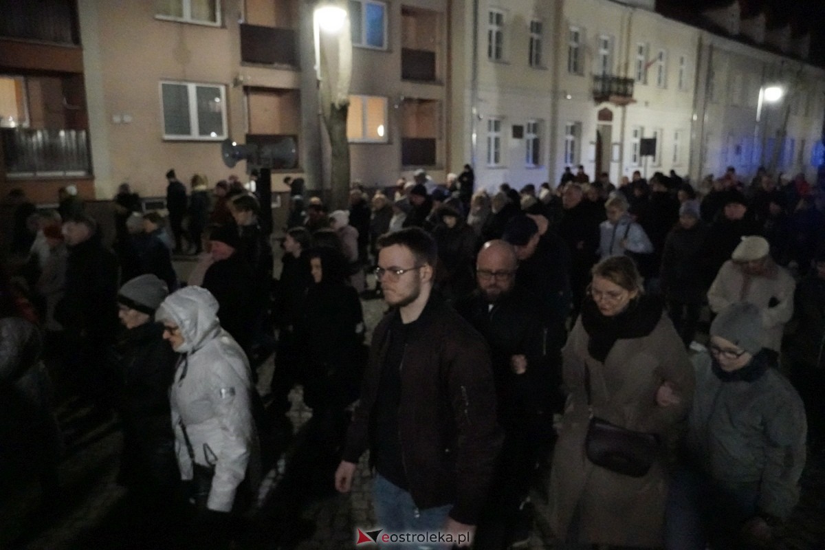 Droga Krzyżowa w ostrołęckiej farze: Wierni rozważali mękę Pańską [26.03.2024] - zdjęcie #5 - eOstroleka.pl