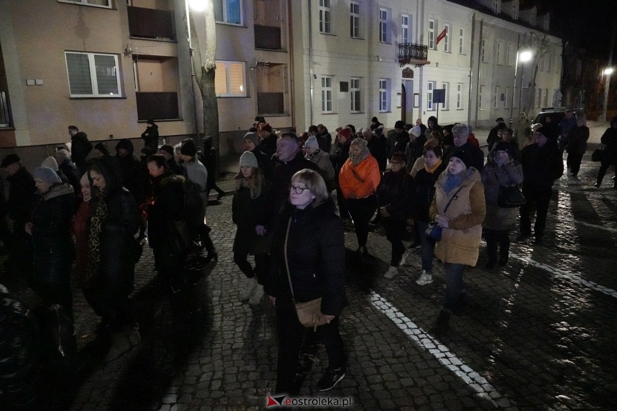 Droga Krzyżowa w ostrołęckiej farze: Wierni rozważali mękę Pańską [26.03.2024] - zdjęcie #4 - eOstroleka.pl