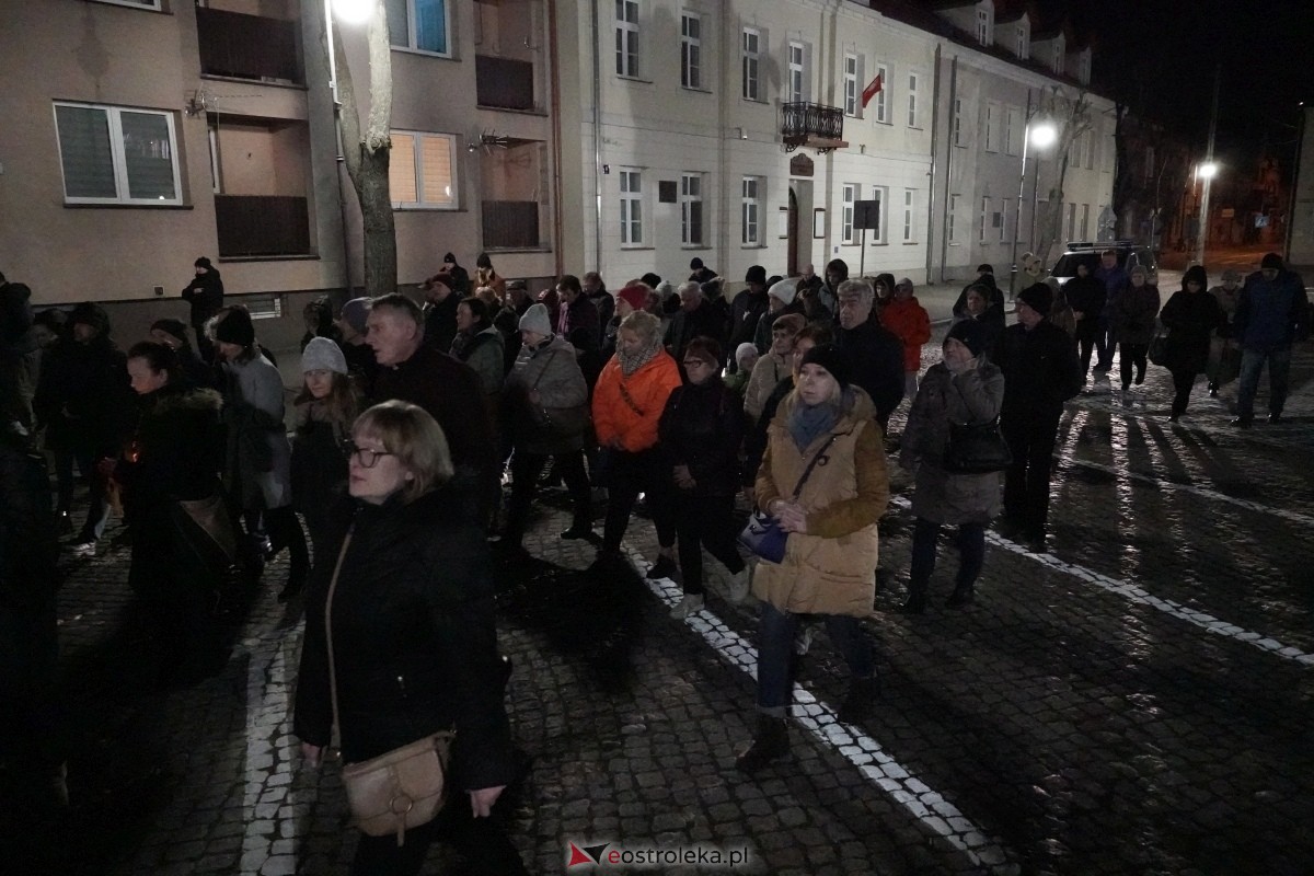 Droga Krzyżowa w ostrołęckiej farze: Wierni rozważali mękę Pańską [26.03.2024] - zdjęcie #3 - eOstroleka.pl
